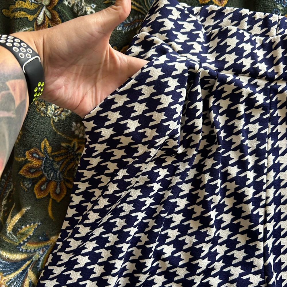 Stylish Houndstooth Patterned Trousers - image 2